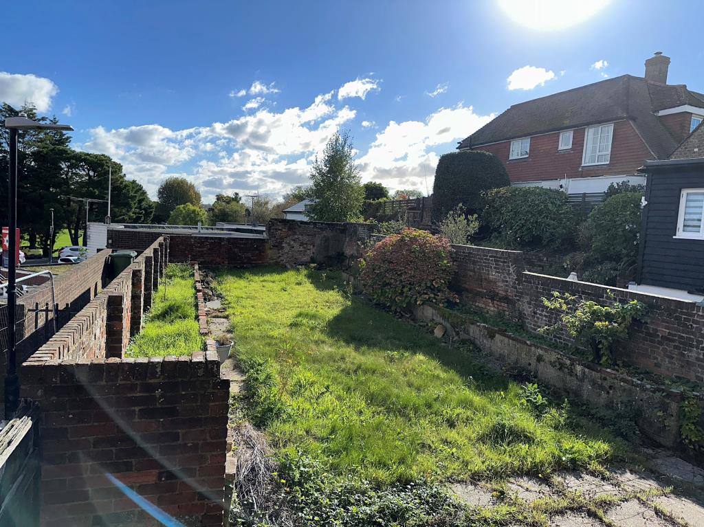 Lot: 162 - COMMERCIAL PREMISES WITH THREE-BEDROOM MAISONETTE CLOSE TO HIGH STREET FOR REPAIR -